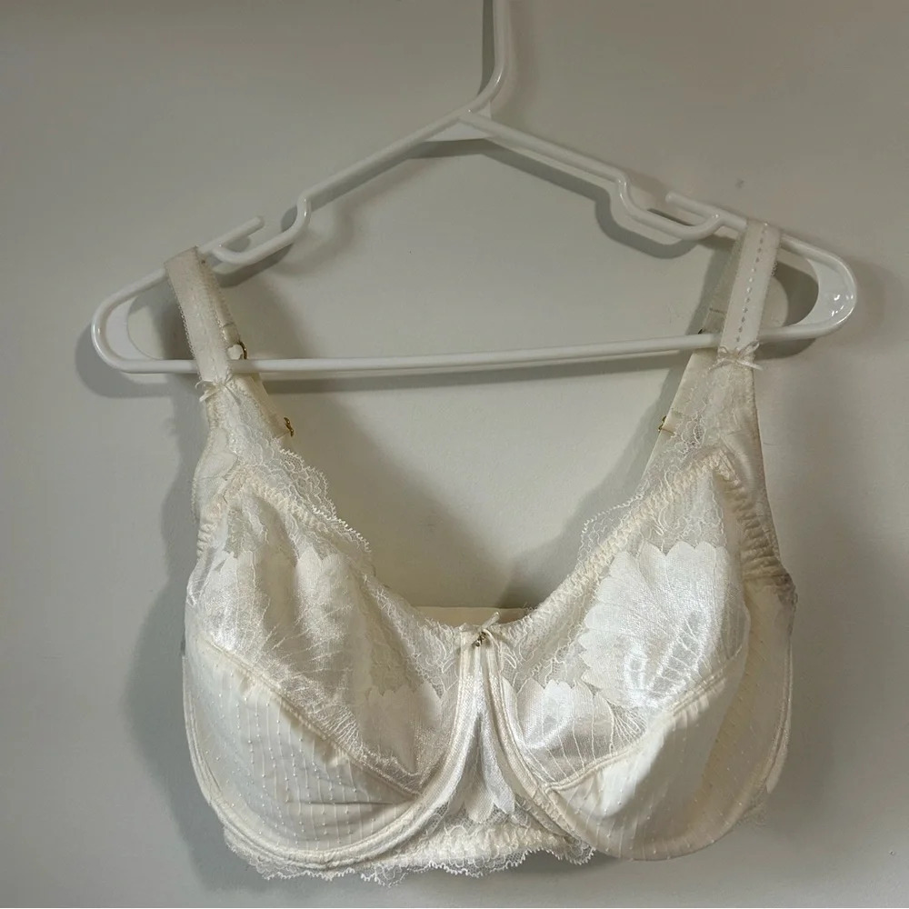 Amoena‎ White Lace  Bra